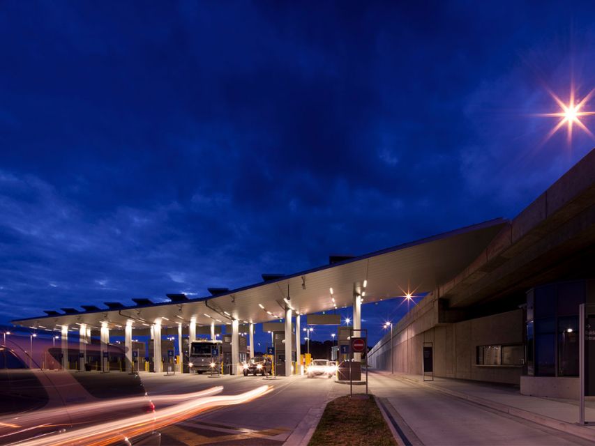 Peace Arch U.S. Port of Entry, Blaine, Washington © Ben Benschneider