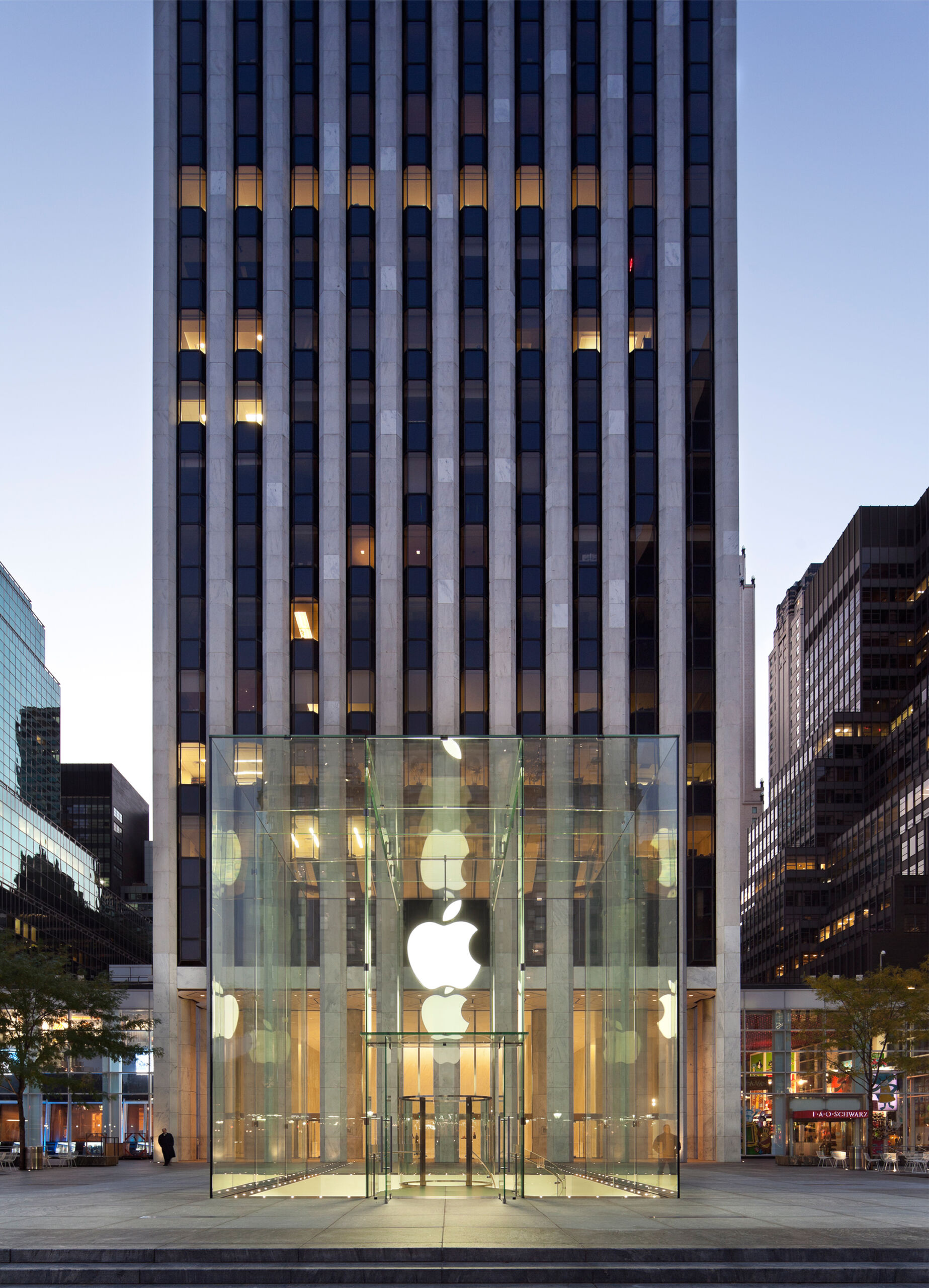 Apple Fifth Ave © Peter Aaron