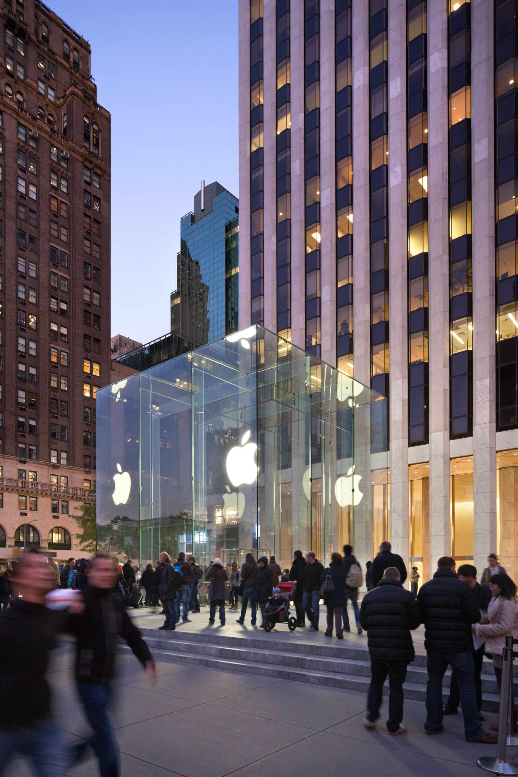 O logotipo da apple store na entrada da fifth avenue em nova york