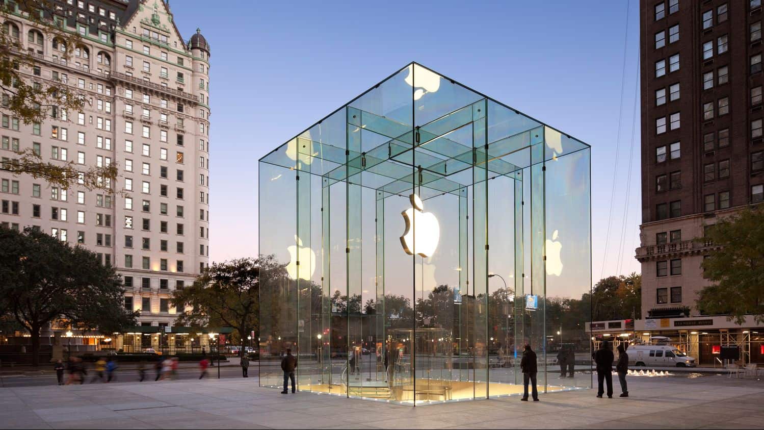 the Cube - Apple Store in fifth avenue and 59th street, by the