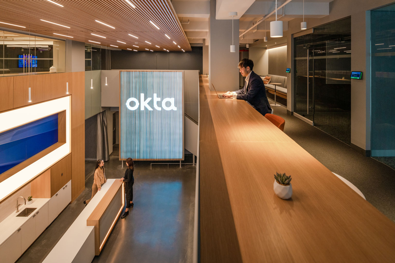 okta のサインと木のカウンター